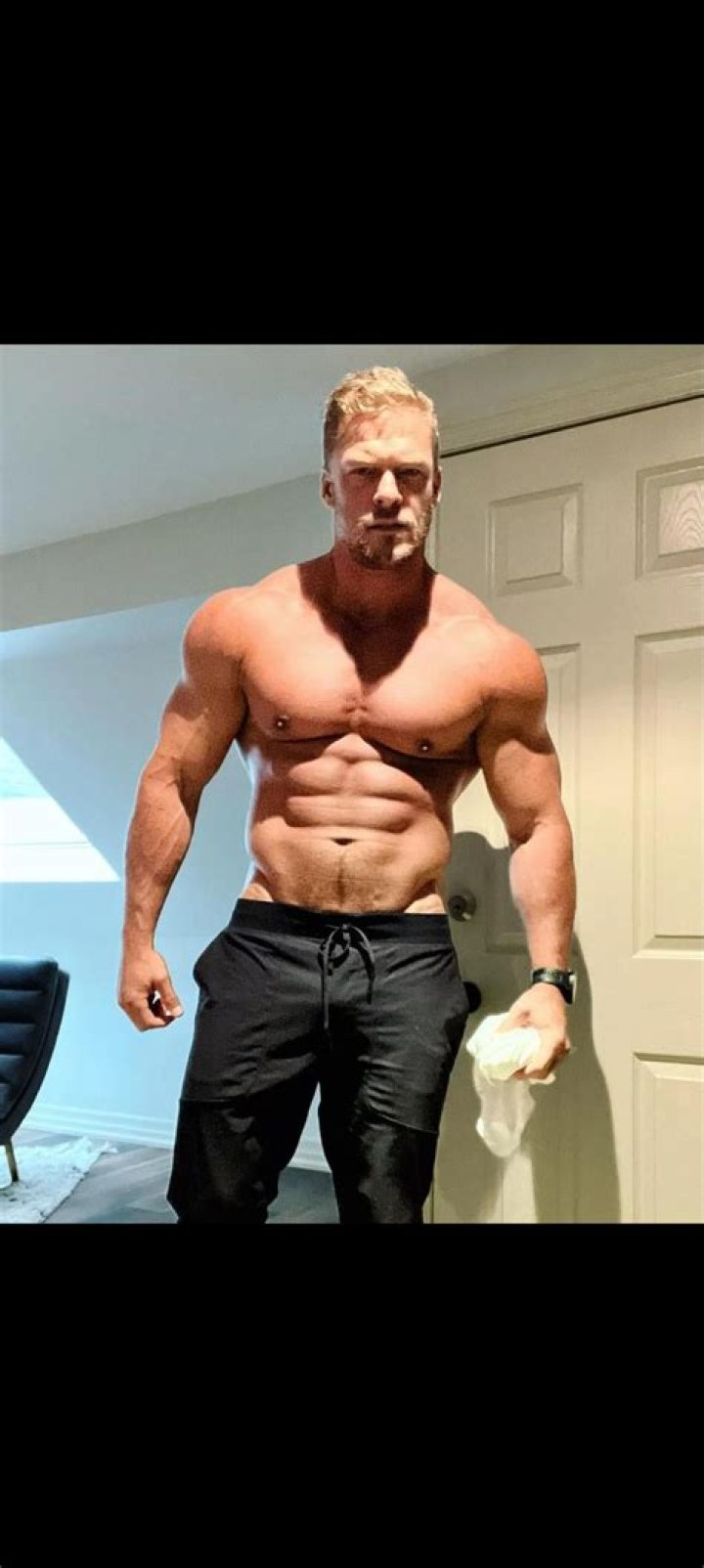 Alan Ritchson got even BIGGER and more sculpted for Season 2. Can't