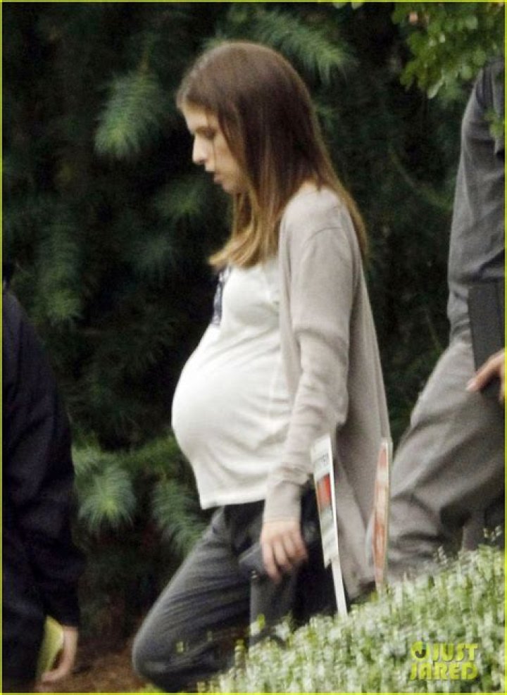 Anna Kendrick Spotted with a Baby Bump on Set of 'The Hollars'! Photo