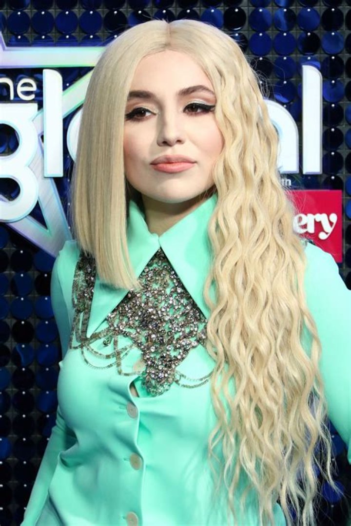 Ava Max La chanteuse est en couple avec son producteur Purepeople