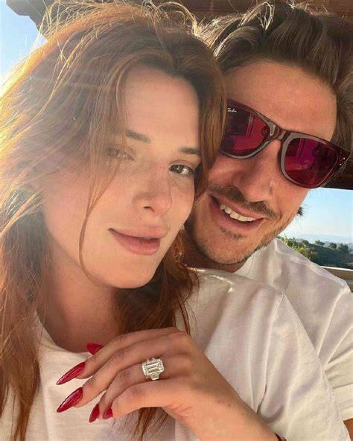 Bella Thorne e namorado Mark Emms s&atilde;o oficiais do Instagram Play Trucos