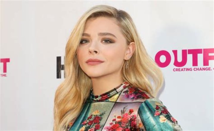 Captan a Chloe Grace Moretz bes&aacute;ndose con una modelo Venus Media