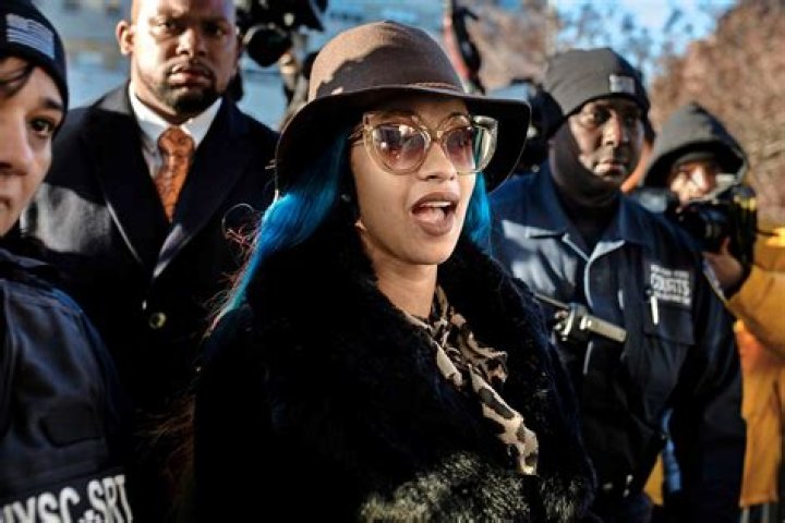 Cardi B klaagt exmanager aan om te veel bemoeienis
