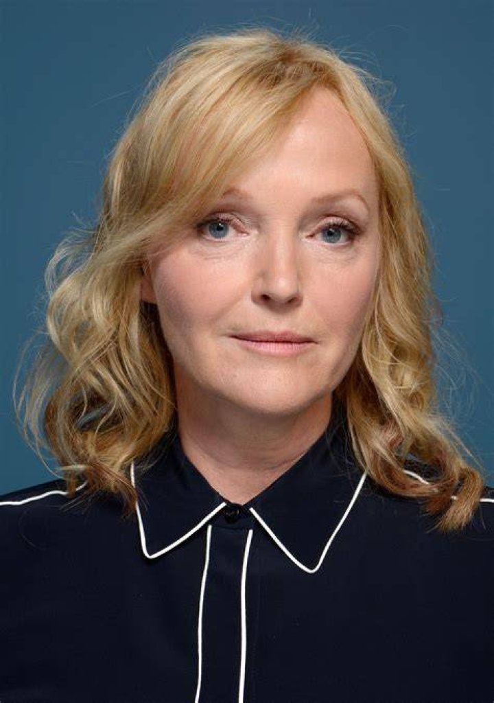 Classify English actress Miranda Richardson, and where can she pass?