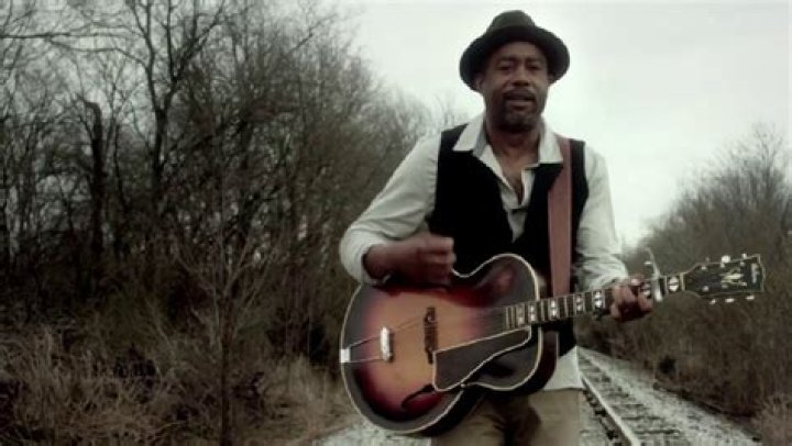 Country singer Darius Rucker was eating at IHOP and he picked up the