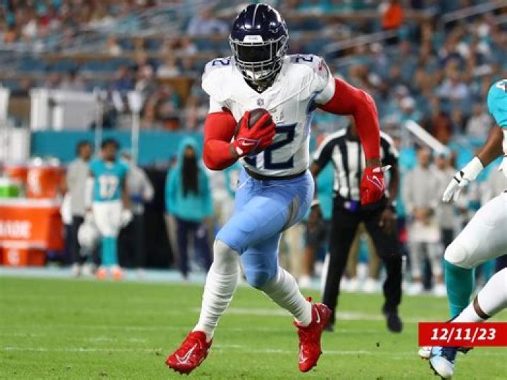 Derrick Henry looks absolutely massive standing next to Dion Lewis r