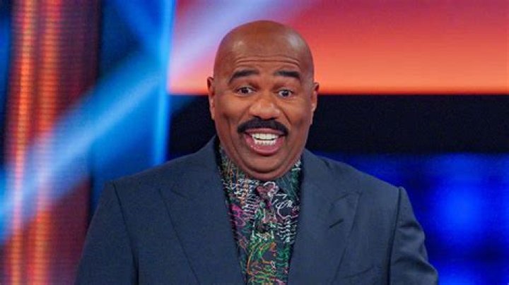 Download Steve Harvey Smiling And Looking Left Wallpaper