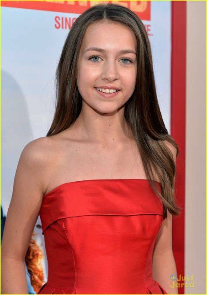 Emma Fuhrmann Wows In Red at 'Blended' Premiere Photo 678688 Photo