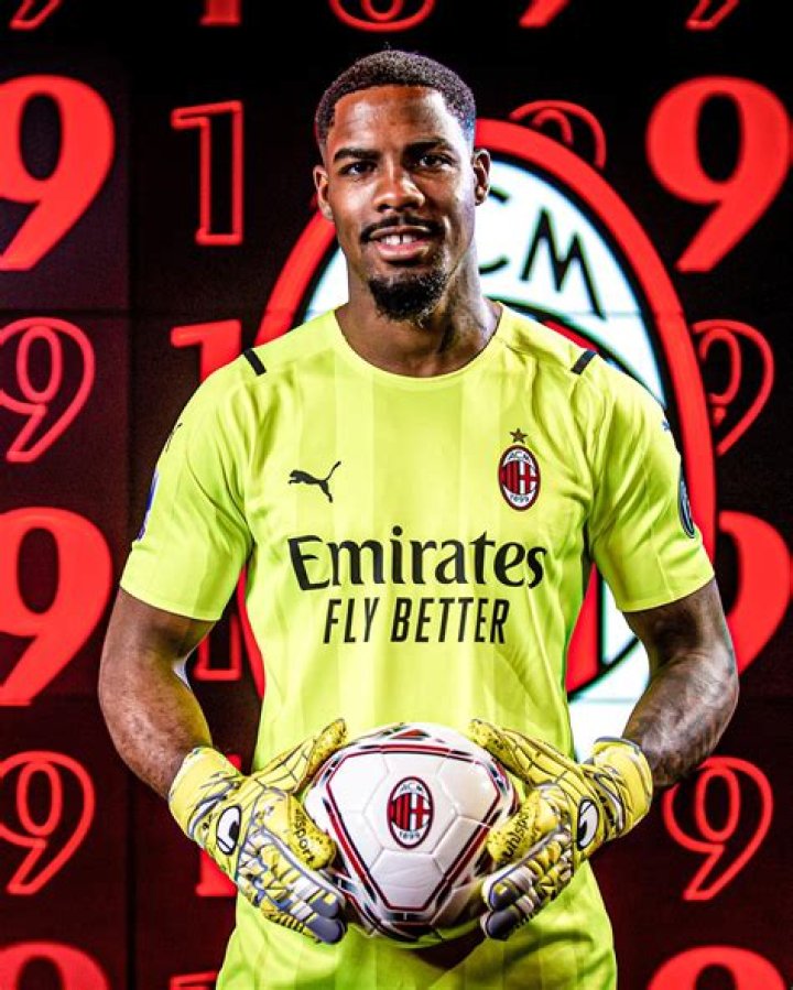 Gallery Mike Maignan unveiled as a new Milan player his first day at