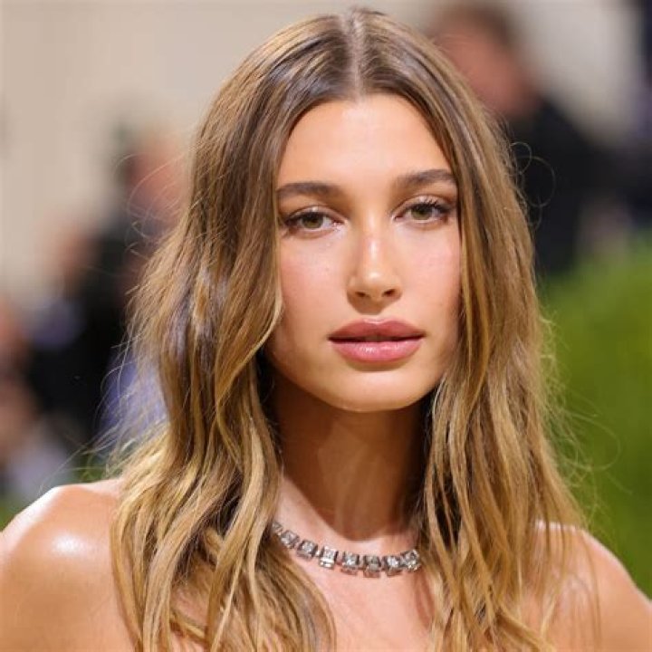 Hailey Bieber ses plus beaux looks beaut&eacute; en images Vogue France