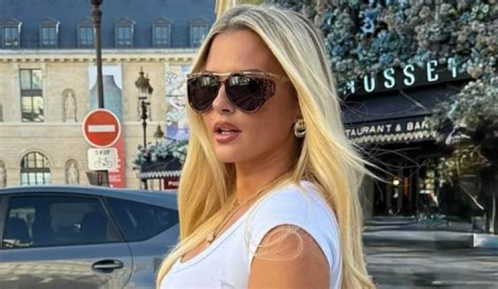 Kelly Vedovelli sublime in an ultrasexy bodysuit users react