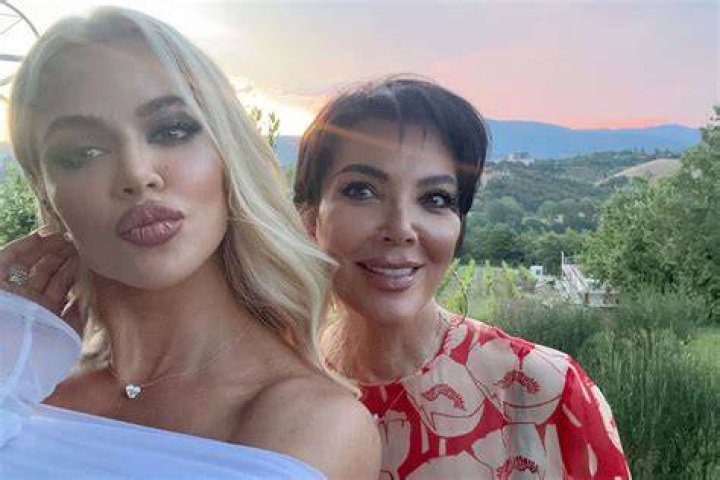 Khlo&eacute; Kardashian Poses with Mom Kris Jenner During Italy Vacation 'Me