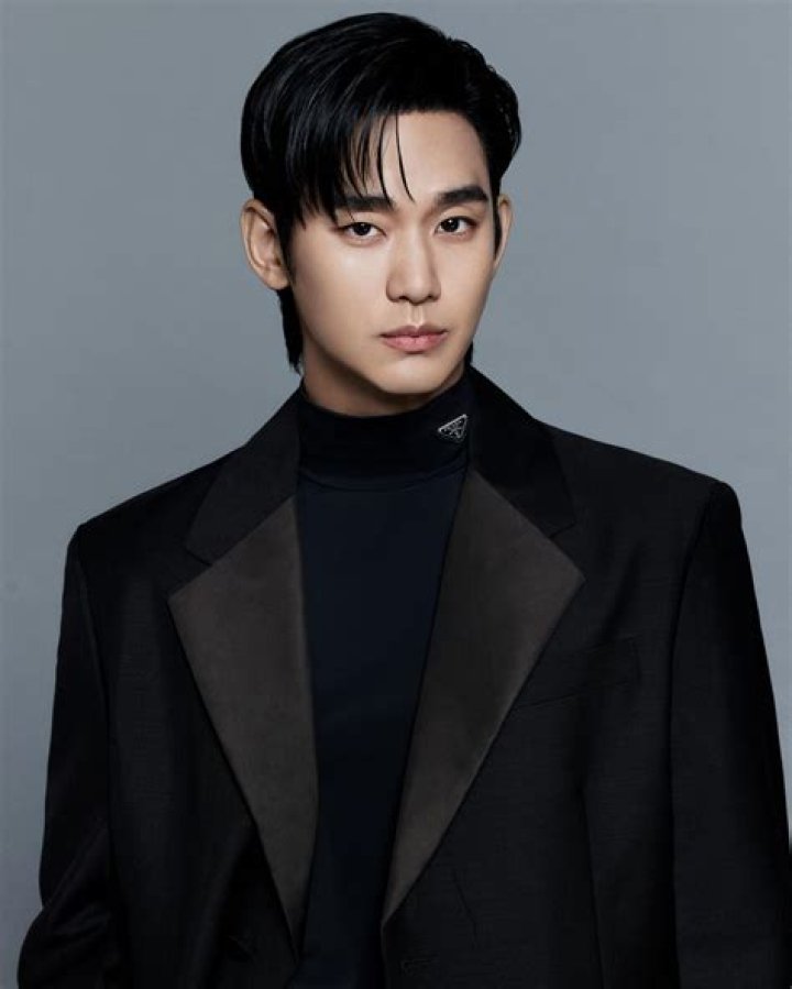Kim Soo Hyun to Leave Agency of 12 Years & Establish His Own Agency?