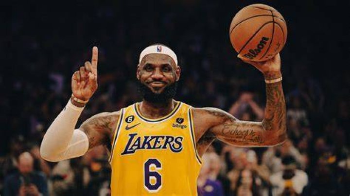 LeBron James' mother, Gloria, accepts plea deal that includes dropping