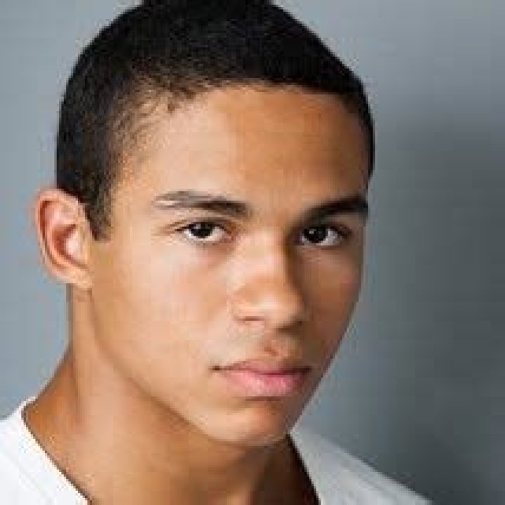 Noah GrayCabey (1,55 m) é um ator... Orgulho de ser Manlet