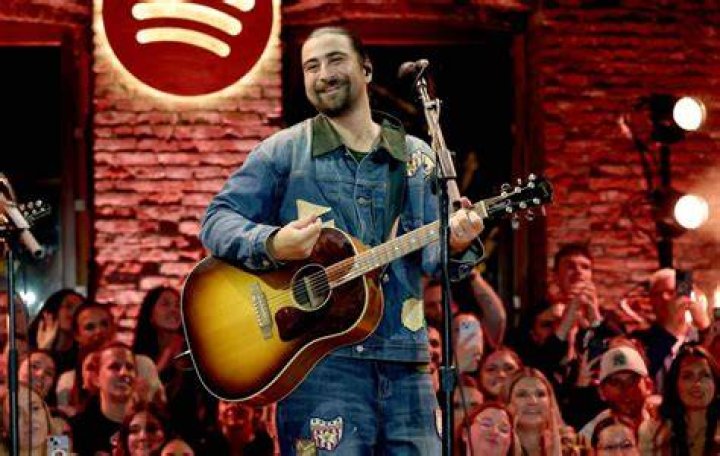 Noah Kahan on Saturday Night Live Stick Season singer makes his SNL