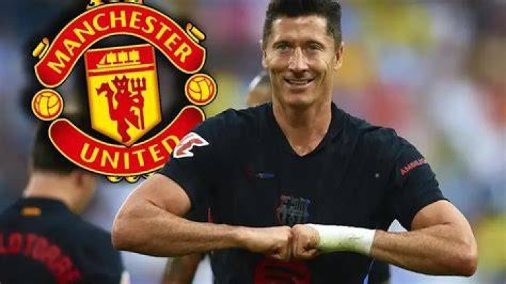 Robert Lewandowski gives Manchester United transfer hope as war of