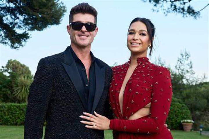 Robin Thicke 2024 Wife, net worth, tattoos, smoking & body facts Taddlr