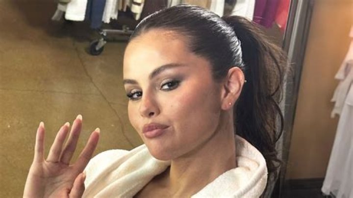 Selena Gomez suffers wardrobe malfunction on Golden Globes red carpet