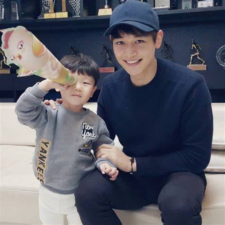 SHINee Minho Spends Time With Baby Daebak's Family Koreaboo