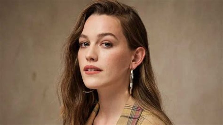 Victoria Pedretti Height, Weight, Age, Body Statistics Healthy Celeb