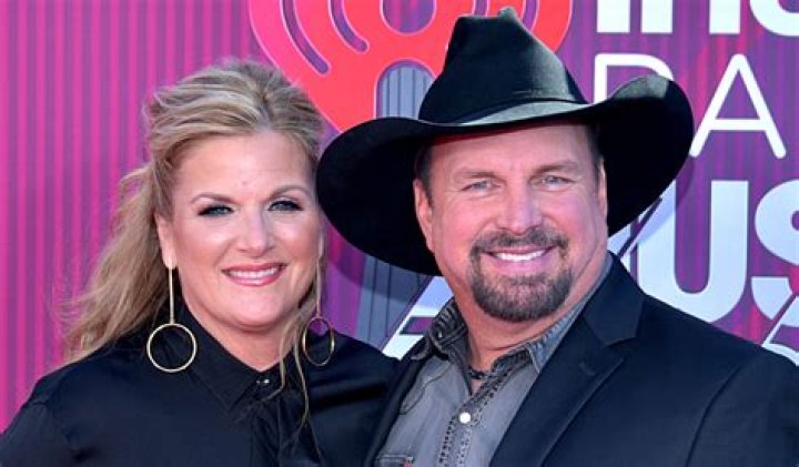What happened to Garth's first wife, Sandy Mahl and where is she now?