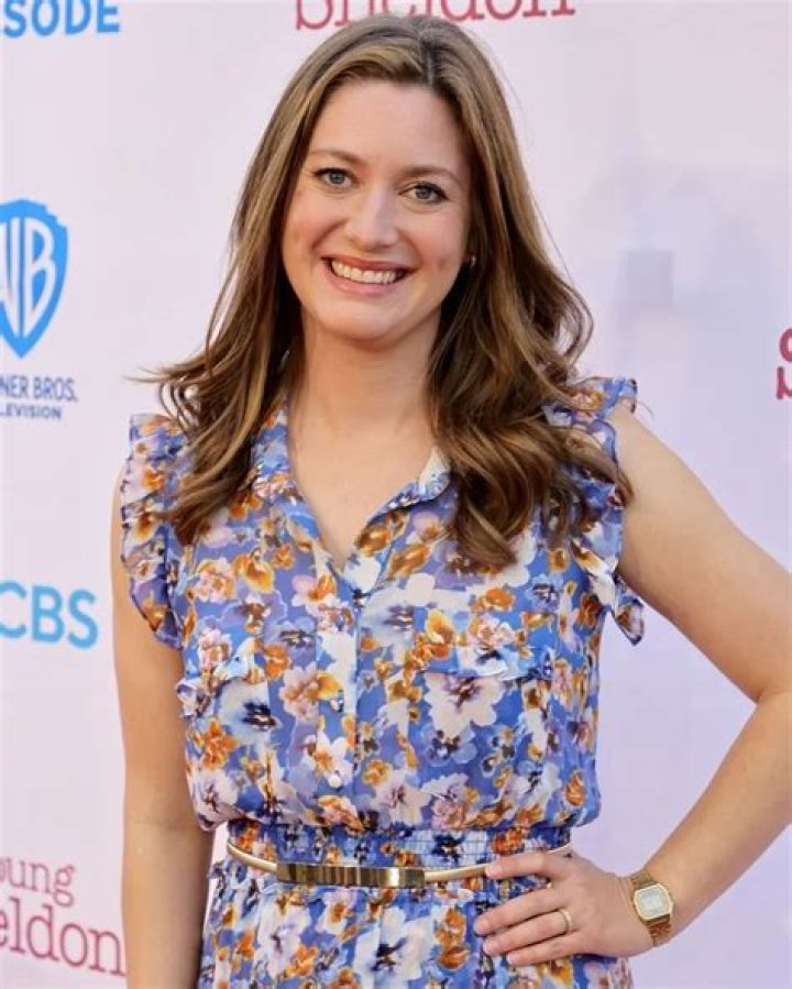 Zoe Perry Net Worth, Measurements, Height, Age, Weight